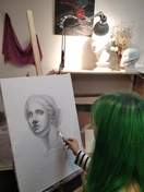 Урок живописи: ученица вдохновляется, рисуя статую.