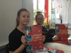 Мои ученицы с учебником по которому занимаемся.