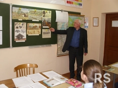 Объясняю историю, используя карты, схемы, иллюстрации для наглядности и лучшего усвоения материала учениками.