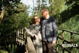 Семейная фотосессия на природе, среди зелени.