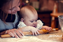 Маленькая хозяюшка. Семейная фотосессия дома