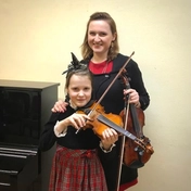 С удовольствием учу детей и взрослых играть на скрипке.