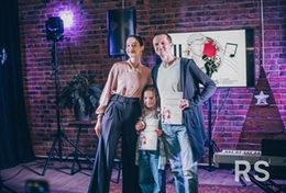 Работаю с взрослыми как с нуля, так и теми кто хочет повысить свой навык . Детки с 5 лет и старше.
Постановка голоса, дыхания, работа на артикуляцией и выведение звука, расширение диапазона и тд.
Обучение фортепиано! Вокал! Обучение нотной грамоте.