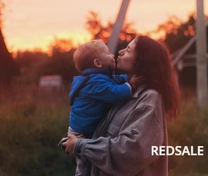 Семейная фотосессия на природе, в лучах заходящего солнца