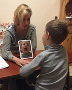 Артикуляционная гимнастика с зеркалом, чтобы ребенок сам видел процесс.