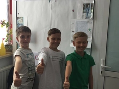 На фото мои ученики на фоне доски с заданием рассказать о себе.