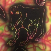 Роспись выполнена в стиле граffiti на ткани, с использованием ярких, контрастных цветов и динамичных линий для создания экспрессивного образа.