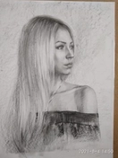 Создала портрет на заказ по фотографии девушки в технике карандаша. Каждая работа начинается с тщательного эскиза, после чего я постепенно развиваю детали и текстуры, стремясь к живому и реалистичному изображению.