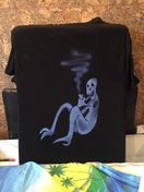 Роспись выполнена аэрографом на ткани, что позволяет создать плавные переходы и тонкие детали в изображении скелета с сигаретой.